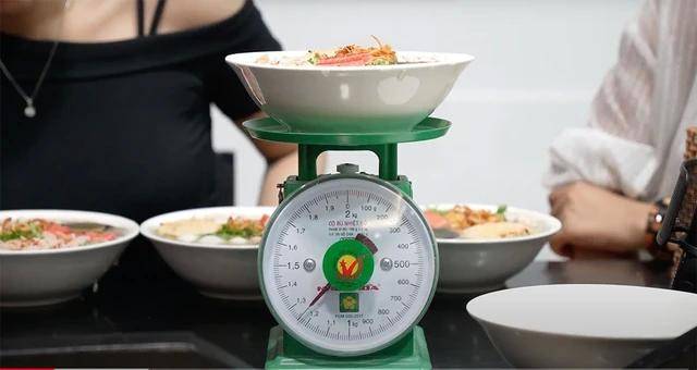 Mỗi tô súp cua sau khi trừ phần tô, còn 700 gr