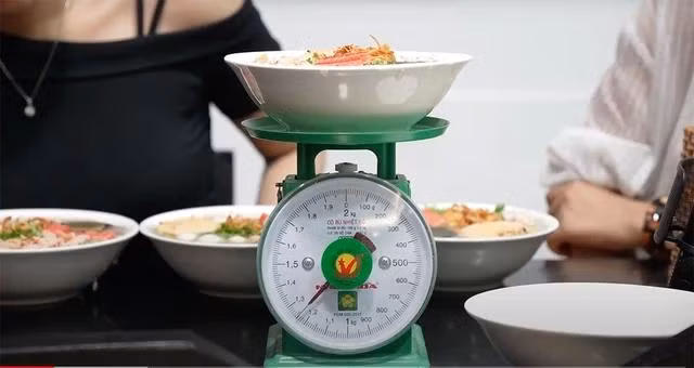 Mỗi tô súp cua sau khi trừ phần tô, còn 700 gr