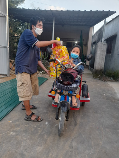 Quảng Đình Hậu trao quà cho người khuyết tật trong thời điểm dịch COVID-19