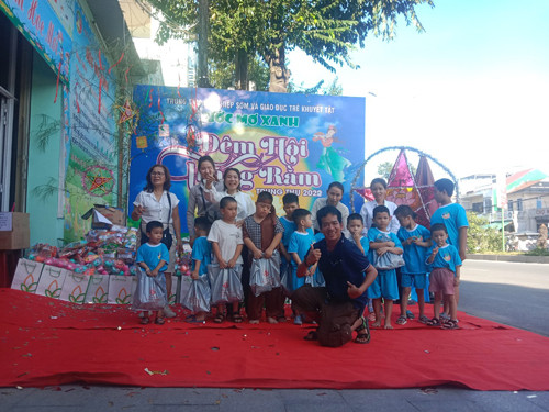 Quảng Đình Hậu tham gia tổ chức Đêm hội trăng rằm cho các em nhỏ ở TP Quảng Ngãi