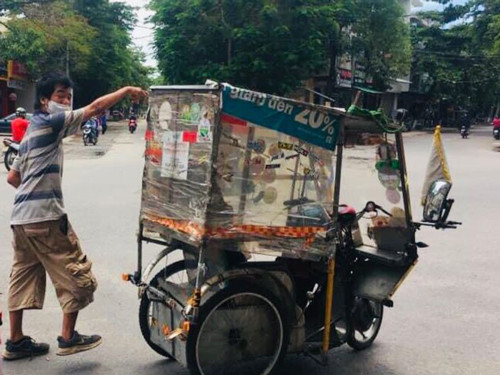 Quảng Đình Hậu đi vận động từ thiện bằng chiếc xe tự chế suốt gần chục năm nay. (Ảnh do nhân vật cung cấp)