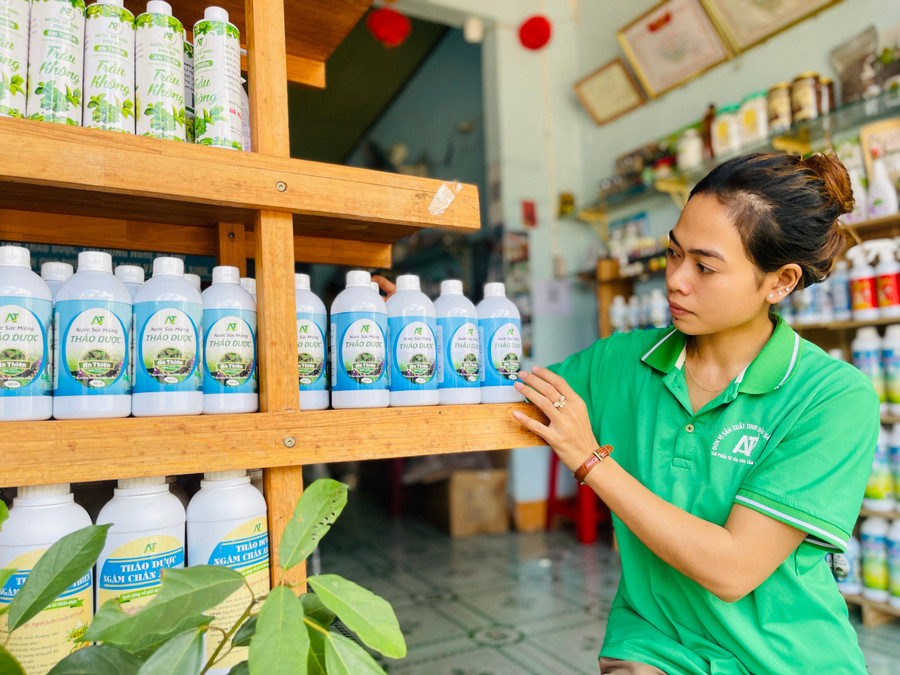 Mỗi ngày, cơ sở của chị Nguyễn Thị Kim Anh (tổ 3, phường Hoa Lư) xuất bán ra thị trường 150-180 sản phẩm được chế biến từ dược liệu. Ảnh: T.D Mỗi ngày, cơ sở của chị Nguyễn Thị Kim Anh (tổ 3, phường Hoa Lư) xuất bán ra thị trường 150-180 sản phẩm được chế biến từ dược liệu. Ảnh: T.D