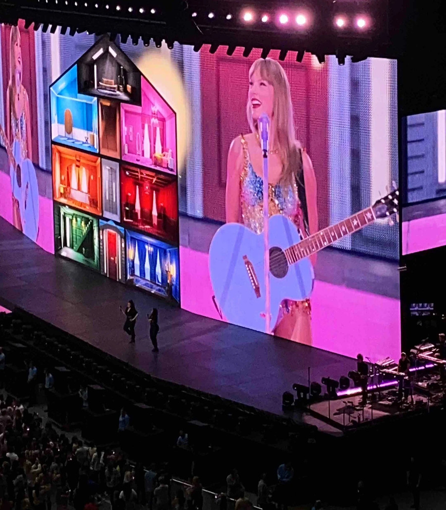 Taylor Swift mở đầu The Eras Tour với kỷ nguyên Lover tại tại sân vận động Johan Cruijff Arena, thủ đô Amsterdam (Hà Lan) vào tối 5.7