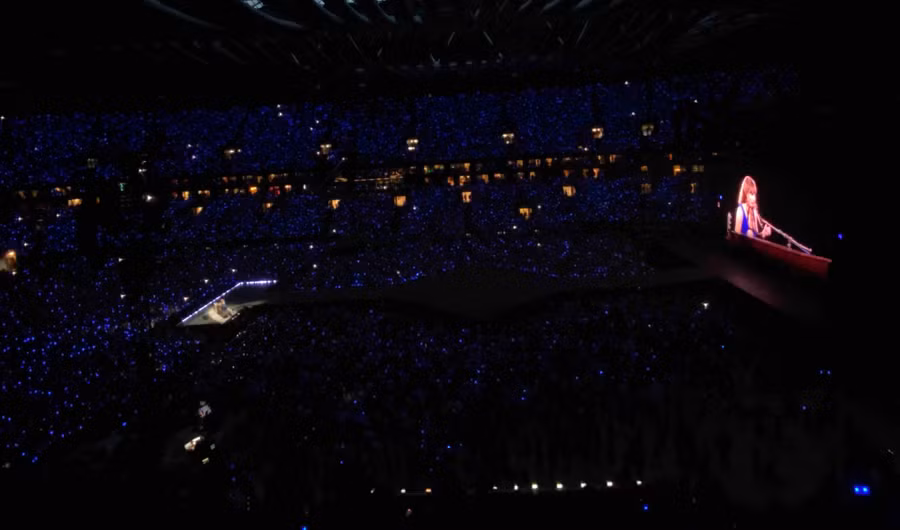 Hàng chục ngàn khán giả reo hò khi Taylor Swift trình diễn danh sách các bài hát bất ngờ được chọn ngẫu nhiên trong mỗi đêm diễn