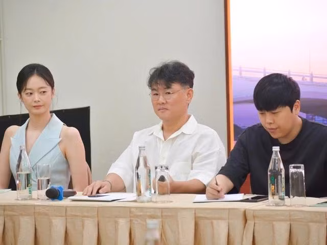 Jeon So Min và các đại diện khác cùng tham gia bộ phim Tuổi thanh xuân