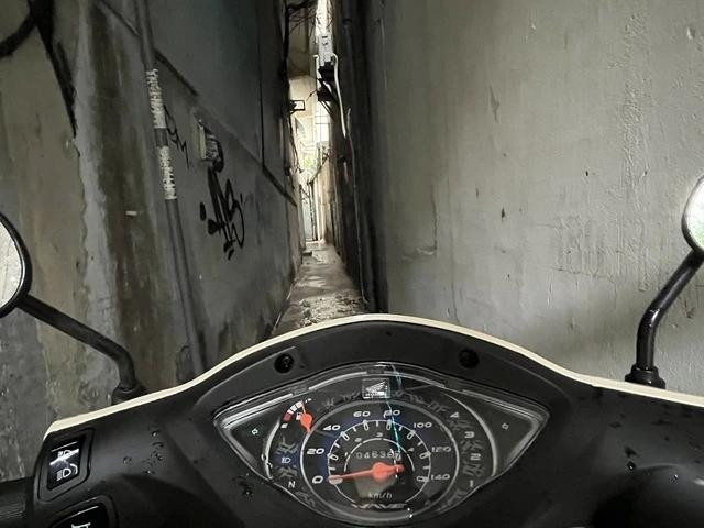 TP.HCM có những con hẻm siêu nhỏ, chỉ vừa một chiếc xe máy đi qua TP.HCM có những con hẻm siêu nhỏ, chỉ vừa một chiếc xe máy đi qua