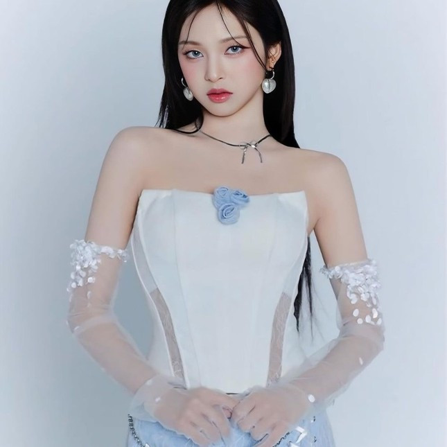 Em út Chiquita khoe trọn vẻ sexy, cá tính trong chiếc áo corset được phối từ hai chất liệu xu hướng denim và ren. Chi tiết cắt xẻ, thắt eo tinh tế đủ khoe lên đường cong của cô gái trẻ. Em út Chiquita khoe trọn vẻ sexy, cá tính trong chiếc áo corset được phối từ hai chất liệu xu hướng denim và ren. Chi tiết cắt xẻ, thắt eo tinh tế đủ khoe lên đường cong của cô gái trẻ.