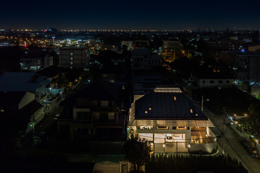 Việc sử dụng vật liệu mờ ở hàng rào khối kính và tấm mờ cho mái hiên vừa giúp giảm độ rắn chắc của khối, vừa giúp đảm bảo sự riêng tư của người ở. Việc sử dụng vật liệu mờ ở hàng rào khối kính và tấm mờ cho mái hiên vừa giúp giảm độ rắn chắc của khối, vừa giúp đảm bảo sự riêng tư của người ở.