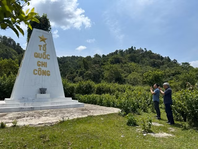Viếng bia tưởng niệm các liệt sĩ quân tình nguyện Việt Nam tại bản Phả Xạng, huyện Ka Sỉ, tỉnh Viên Chăn.