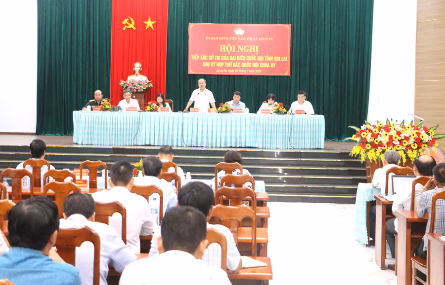 Quang cảnh buổi tiếp xúc của đại biểu Quốc hội tỉnh với cử tri thị xã Ayun Pa. Ảnh: QUANG TẤN