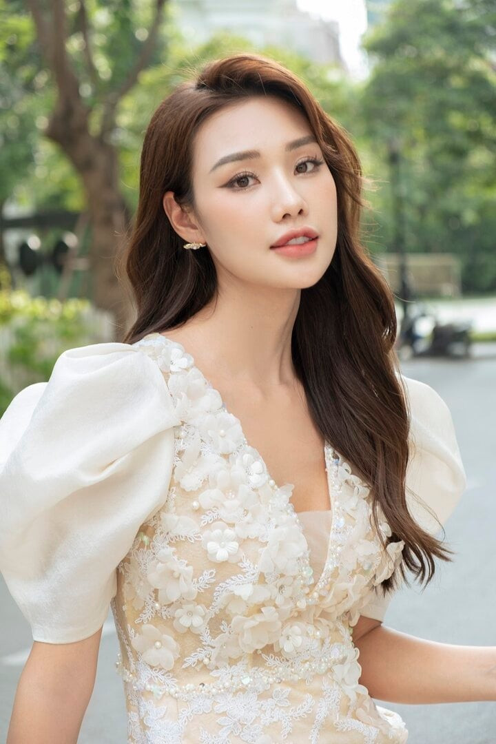 Người đẹp tự tin với những kinh nghiệm tích lũy được trong quá trình làm việc trong showbiz, cô sẽ có nhiều cơ hội để tỏa sáng trong mắt khán giả và BGK Miss Grand Vietnam 2024. Người đẹp tự tin với những kinh nghiệm tích lũy được trong quá trình làm việc trong showbiz, cô sẽ có nhiều cơ hội để tỏa sáng trong mắt khán giả và BGK Miss Grand Vietnam 2024.