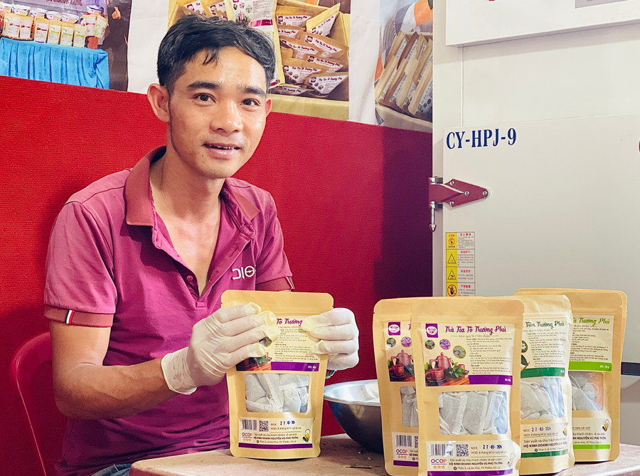 Anh Nguyễn Vũ Phú Trường (thôn 5, xã An Phú) chế biến các loại trà dược liệu theo dạng túi lọc. Ảnh: Trần Dung Anh Nguyễn Vũ Phú Trường (thôn 5, xã An Phú) chế biến các loại trà dược liệu theo dạng túi lọc. Ảnh: Trần Dung