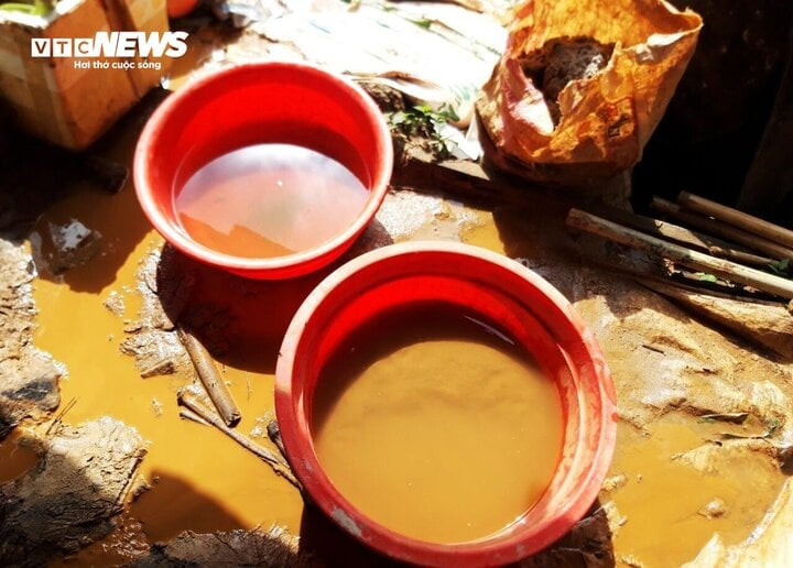 Hiện trường đãi vàng. Hiện trường đãi vàng.