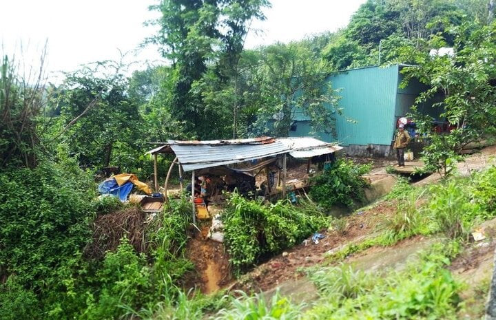 Lán nơi diễn ra hoạt động đãi vàng trái phép. Lán nơi diễn ra hoạt động đãi vàng trái phép.