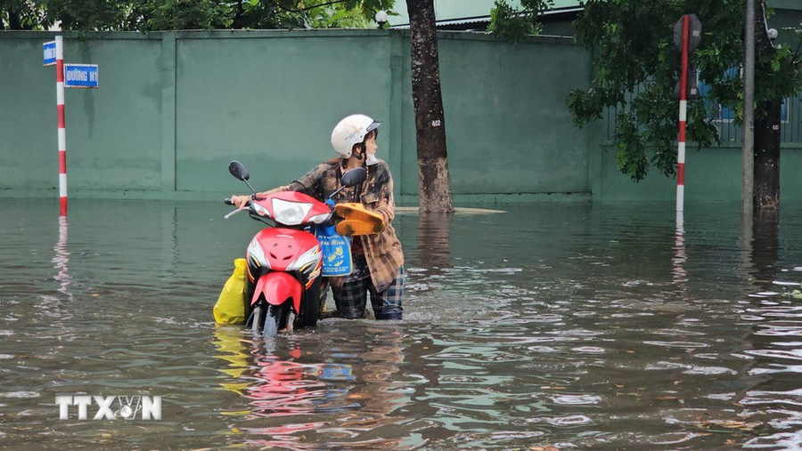Mưa với cường độ lớn trong một thời gian ngắn có thể gây ngập úng tại các khu đô thị. (Ảnh minh họa. Nguồn: TTXVN) Mưa với cường độ lớn trong một thời gian ngắn có thể gây ngập úng tại các khu đô thị. (Ảnh minh họa. Nguồn: TTXVN)