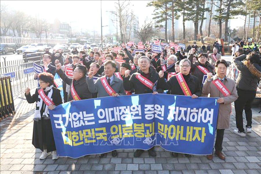 Các bác sĩ đình công phản đối kế hoạch tuyển thêm sinh viên y khoa. Ảnh: Yonhap/TTXVN