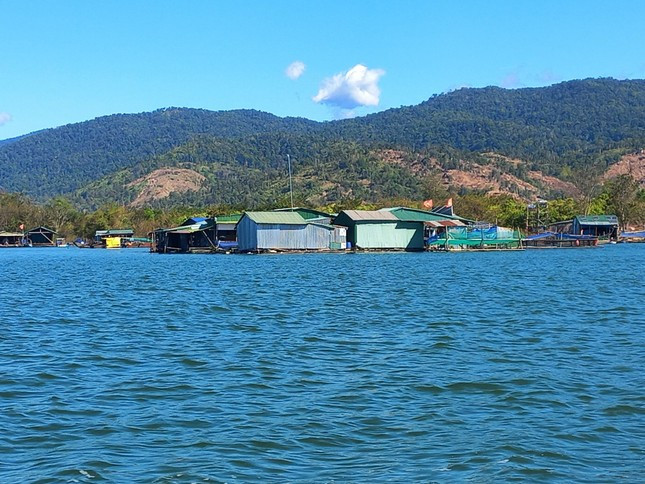 Bồng bềnh ngắm cảnh hồ thủy điện Sê San 4 Bồng bềnh ngắm cảnh hồ thủy điện Sê San 4