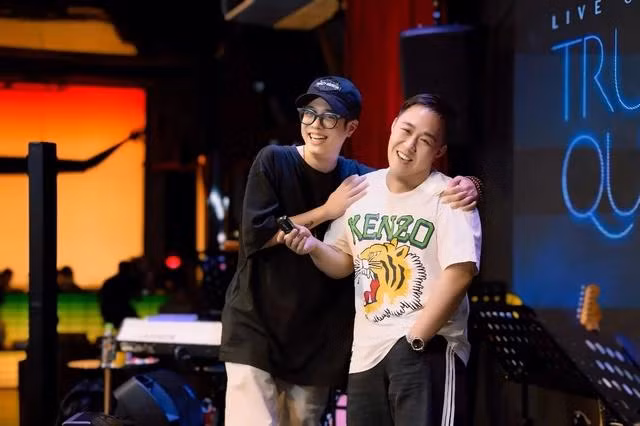 Bùi Anh Tuấn tập luyện hăng say để chuẩn bị cho màn trình diễn trong đêm nhạc của Trung Quân Idol