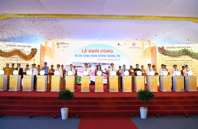 Bấm nút chính thức khởi công xây dựng Cảng hàng không Quảng Trị. Ảnh: Nhật Minh Bấm nút chính thức khởi công xây dựng Cảng hàng không Quảng Trị. Ảnh: Nhật Minh