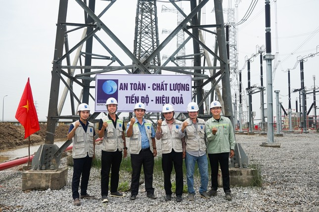Cán bộ, kỹ sư, công nhân cùng nhau chụp kỷ niệm trên công trường trạm biến áp trọng điểm quốc gia Cán bộ, kỹ sư, công nhân cùng nhau chụp kỷ niệm trên công trường trạm biến áp trọng điểm quốc gia