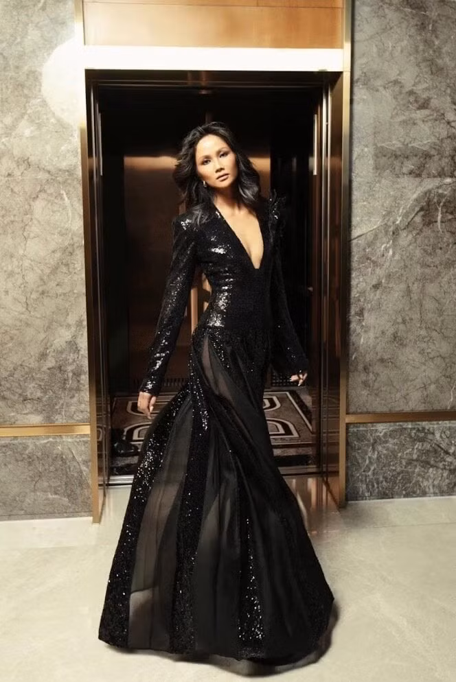 Vốn xuất thân là người mẫu nên H’Hen Niê luôn dành tình cảm đặc biệt cho thời trang. Tại Vietnam International Fashion Week 2024, cô là nàng hậu được mời diễn vedette nhiều nhất.