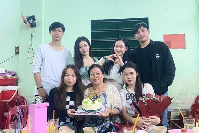 Bà Hằng đón sinh nhật bên 6 đứa con bà nhận đỡ đầu Bà Hằng đón sinh nhật bên 6 đứa con bà nhận đỡ đầu