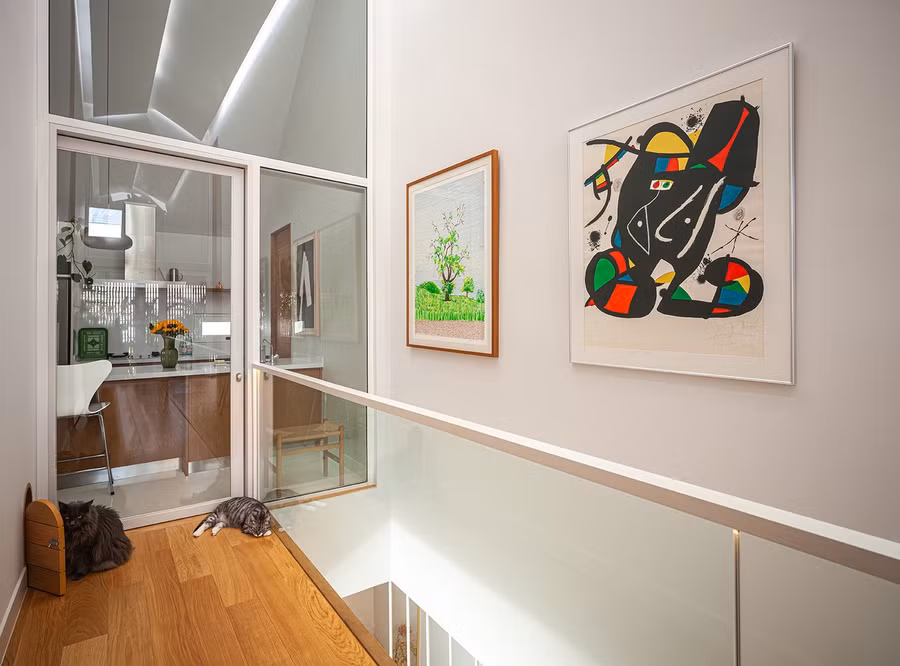 Không gian kiến trúc và nội thất ngôi nhà được hợp nhất làm một. Tổng thể ngôi nhà được chia thành ba không gian chính:Khu vực sân thượng, khu vực chung ở tầng một và khu vực sinh hoạt chính ở tầng hai.