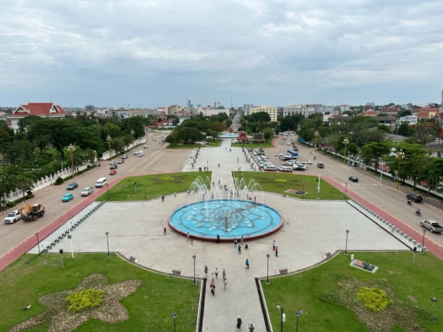 Viêng Chăn, nhìn từ Khải Hoàn Môn. Viêng Chăn, nhìn từ Khải Hoàn Môn.