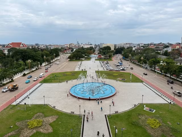 Viêng Chăn, nhìn từ Khải Hoàn Môn.