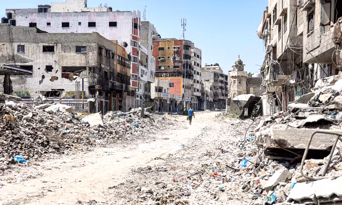 Khung cảnh đổ nát ở TP. Gaza ngày 8-7. Ảnh: AFP Khung cảnh đổ nát ở TP. Gaza ngày 8-7. Ảnh: AFP