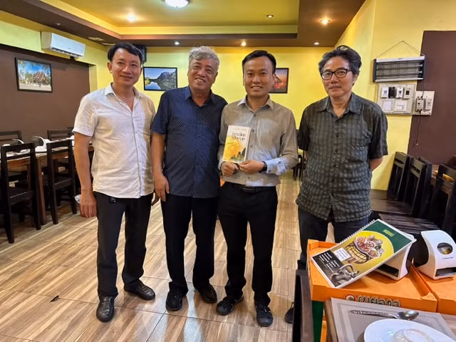 Với các đồng nghiệp TTXVN tại Viêng Chăn.