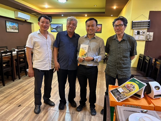 Với các đồng nghiệp TTXVN tại Viêng Chăn. Với các đồng nghiệp TTXVN tại Viêng Chăn.