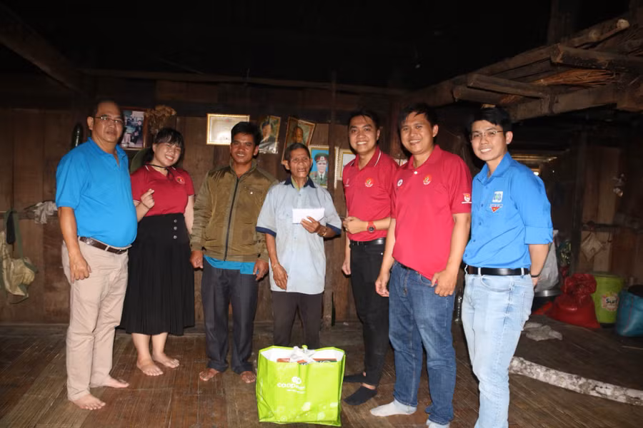 Đại diện các Đoàn cơ sở và lãnh đạo địa phương trao quà cho các gia đình chính sách không có khả năng đi lại