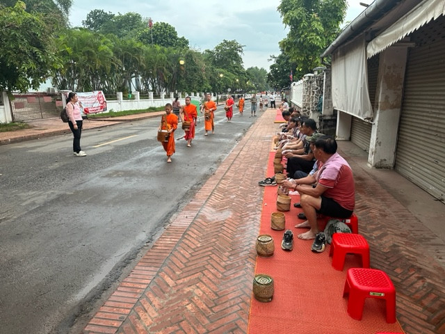 Các nhà sư đi khất thực buổi sáng. Các nhà sư đi khất thực buổi sáng.