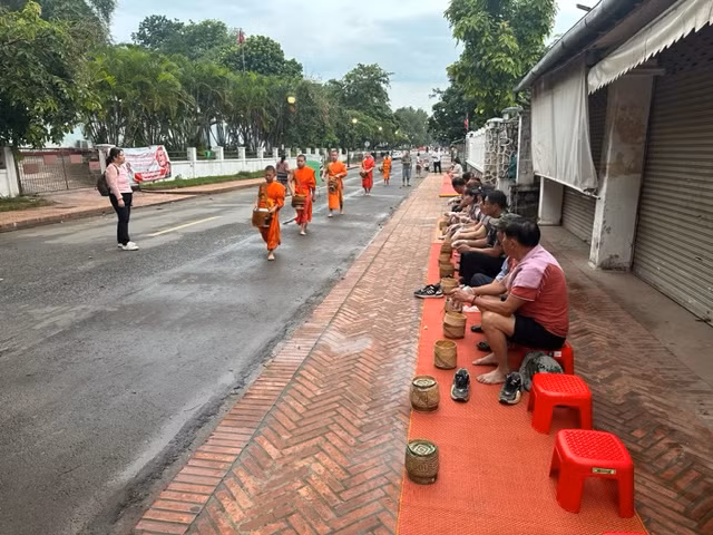 Các nhà sư đi khất thực buổi sáng.