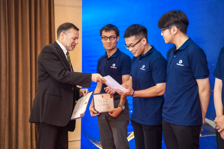 Ban tổ chức trao học bổng cho các ứng viên. (Ảnh: PV/Vietnam+)