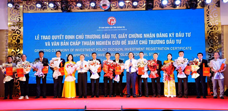 Chủ tịch UBND tỉnh Võ Văn Hưng và Phó Chủ tịch Thường trực UBND tỉnh Hà Sỹ Đồng trao giấy chứng nhận đầu tư cho các nhà đầu tư - Ảnh: Lê An