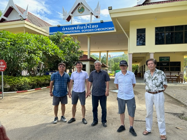 Về nước qua cửa khẩu Na Mèo. Về nước qua cửa khẩu Na Mèo.