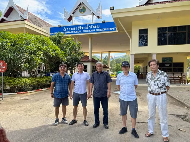 Về nước qua cửa khẩu Na Mèo.