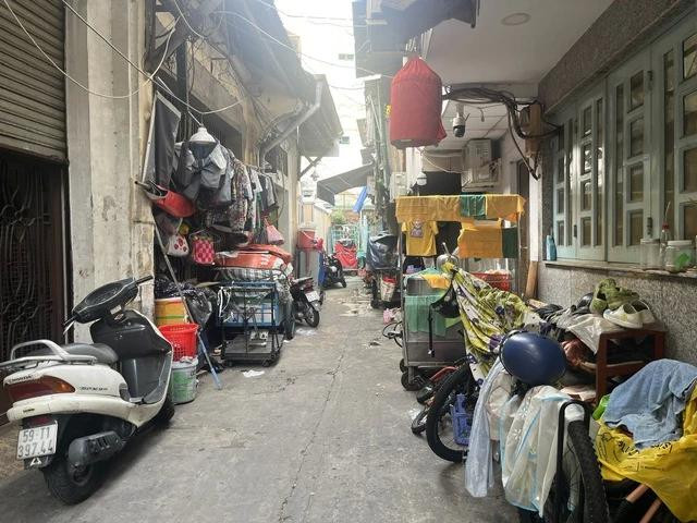 Người dân để đồ đạc phía bên ngoài nhà để tiết kiệm diện tích Người dân để đồ đạc phía bên ngoài nhà để tiết kiệm diện tích