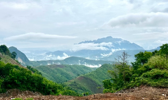 Cung đường trên mây ở Xiengkhuang. Cung đường trên mây ở Xiengkhuang.