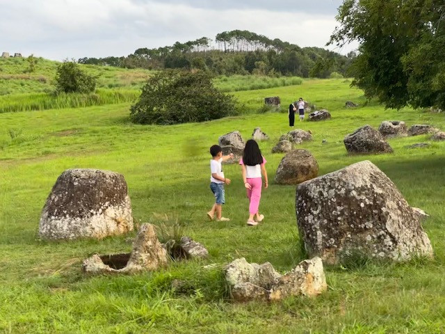 Thăm Cánh Đồng Chum. Thăm Cánh Đồng Chum.