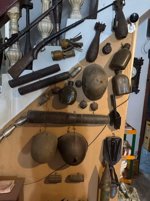 Kỷ vật chiến tranh được lưu giữ ở Craters Restaurant.