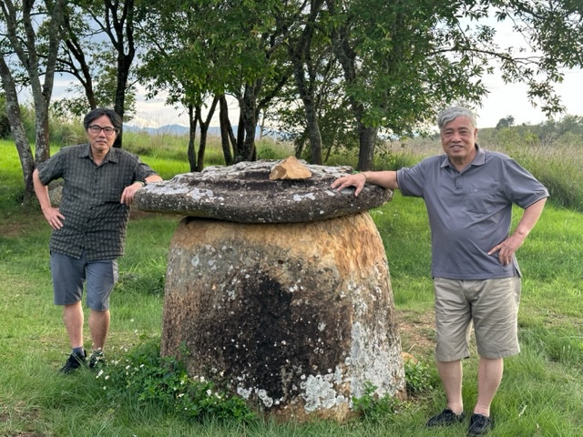 Bên một chum rất hiếm còn lại nắp. Bên một chum rất hiếm còn lại nắp.