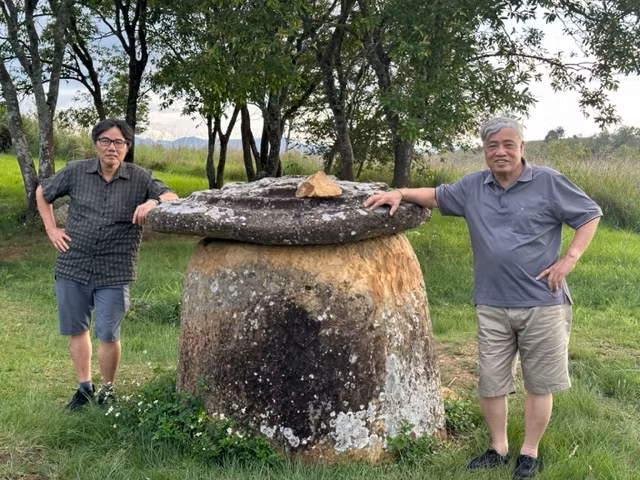 Bên một chum rất hiếm còn lại nắp.