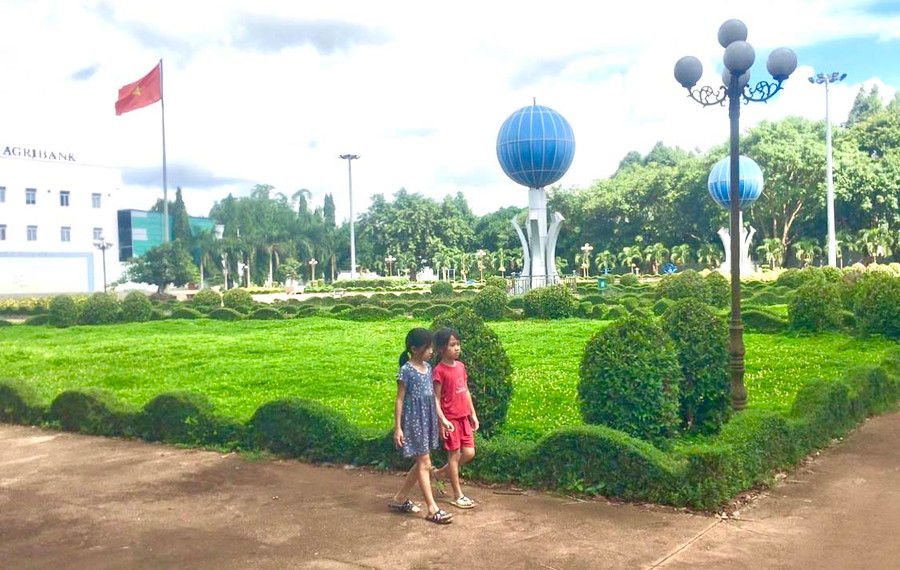 Quảng trường huyện Chư Prông là nơi diễn ra các hoạt động văn hóa, chính trị quan trọng của địa phương. Ảnh: H.D Quảng trường huyện Chư Prông là nơi diễn ra các hoạt động văn hóa, chính trị quan trọng của địa phương. Ảnh: H.D