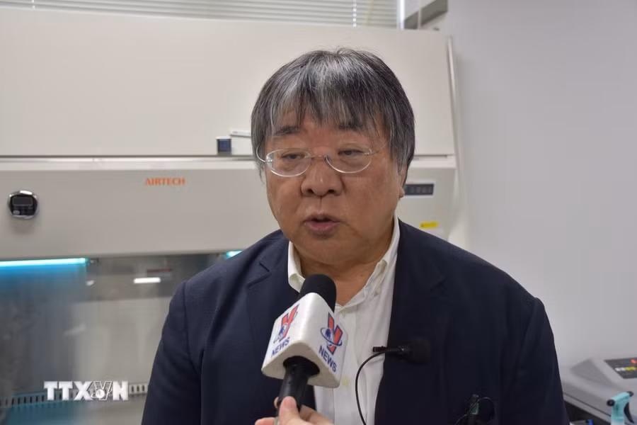 Tiến sỹ Sawa Yoshiki trả lời phỏng vấn của phóng viên TTXVN. (Ảnh: Phạm Tuân/TTXVN)