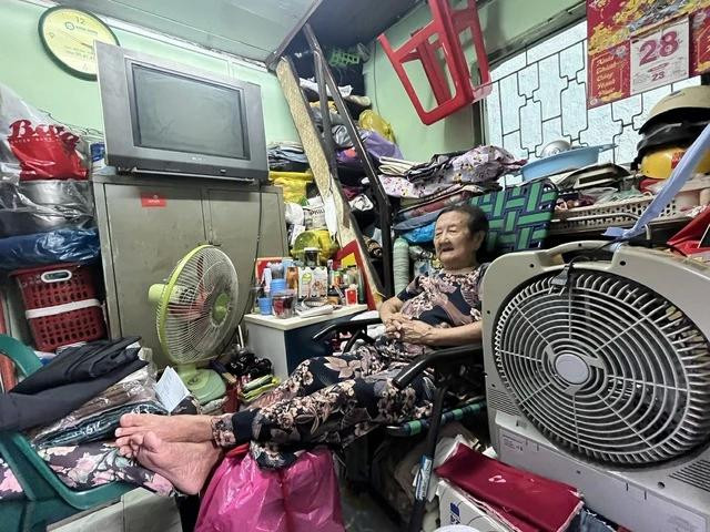 Bà Năm ngắt cầu dao điện mỗi khi ra ngoài để đảm bảo an toàn Bà Năm ngắt cầu dao điện mỗi khi ra ngoài để đảm bảo an toàn