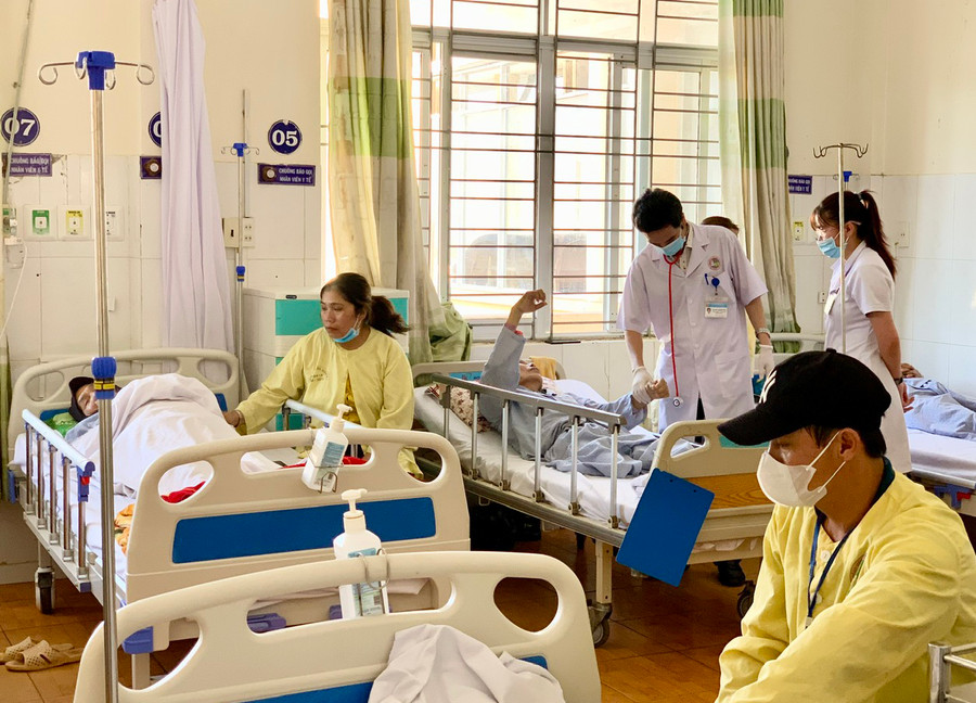 Nhiều nhà quản lý y tế trong tỉnh đề nghị HĐND tỉnh sớm quy định giá cụ thể dịch vụ khám chữa bệnh tại các bệnh viện tuyến tỉnh phù hợp với tình hình mới. Ảnh: Như Nguyện Nhiều nhà quản lý y tế trong tỉnh đề nghị HĐND tỉnh sớm quy định giá cụ thể dịch vụ khám chữa bệnh tại các bệnh viện tuyến tỉnh phù hợp với tình hình mới. Ảnh: Như Nguyện