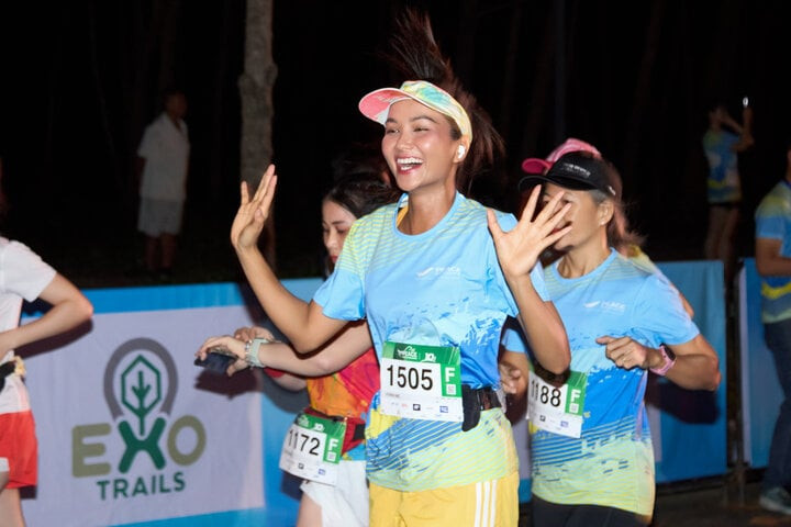 Ngoài ra, với tư cách là công dân trẻ tiêu biểu TP.HCM năm 2021, H’Hen Niê là khách mời cho tập đầu tiên của chương trình “Chung sức - Vì thành phố phát triển”, do Ban thường trực Uỷ ban MTTQ Việt Nam Thành phố phối hợp Đài truyền hình TP.HCM tổ chức.